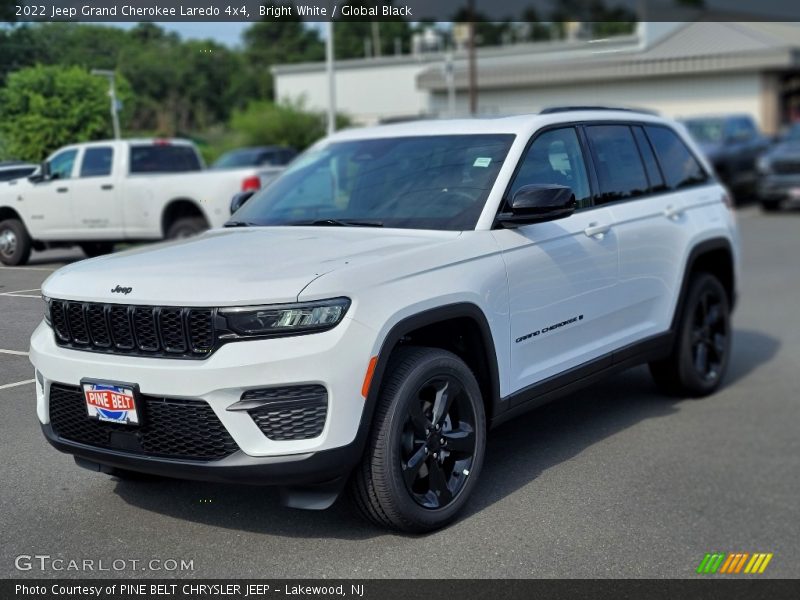 Bright White / Global Black 2022 Jeep Grand Cherokee Laredo 4x4