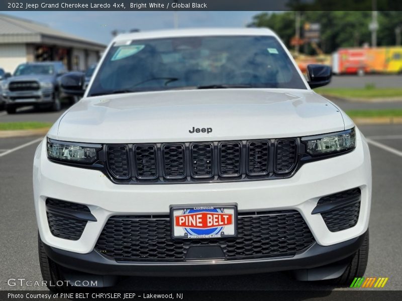 Bright White / Global Black 2022 Jeep Grand Cherokee Laredo 4x4