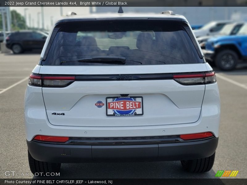 Bright White / Global Black 2022 Jeep Grand Cherokee Laredo 4x4