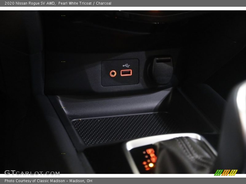 Pearl White Tricoat / Charcoal 2020 Nissan Rogue SV AWD