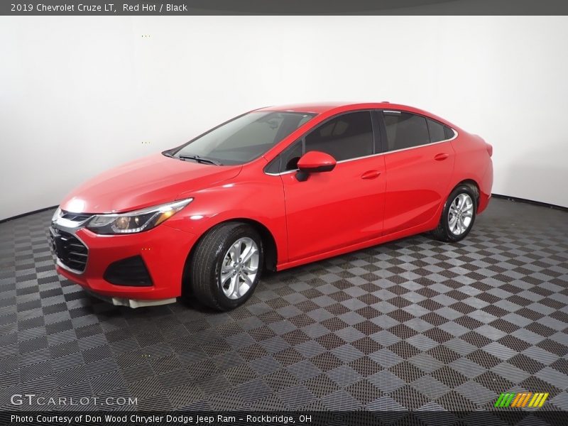 Front 3/4 View of 2019 Cruze LT