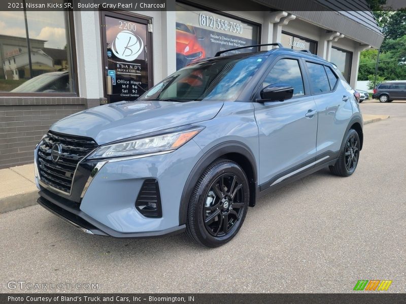 Boulder Gray Pearl / Charcoal 2021 Nissan Kicks SR