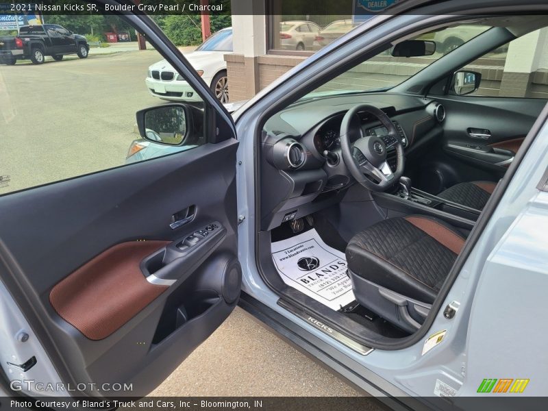 Boulder Gray Pearl / Charcoal 2021 Nissan Kicks SR