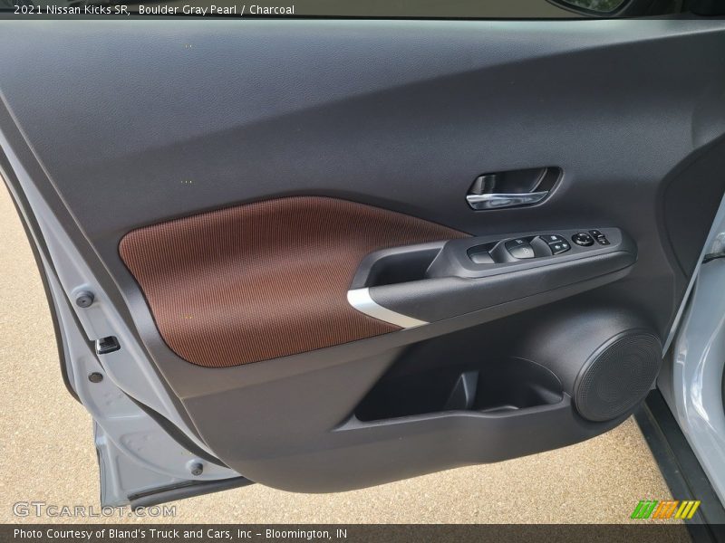 Boulder Gray Pearl / Charcoal 2021 Nissan Kicks SR