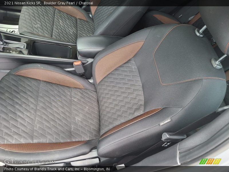 Boulder Gray Pearl / Charcoal 2021 Nissan Kicks SR