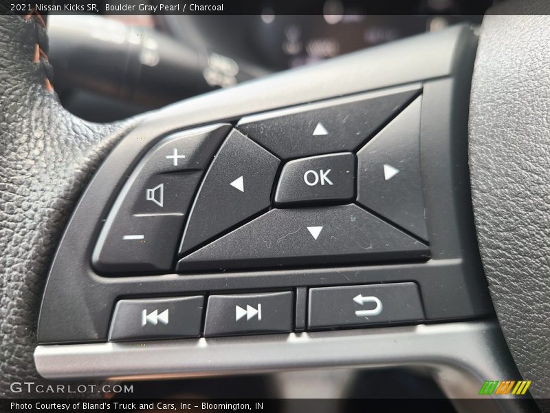 Boulder Gray Pearl / Charcoal 2021 Nissan Kicks SR