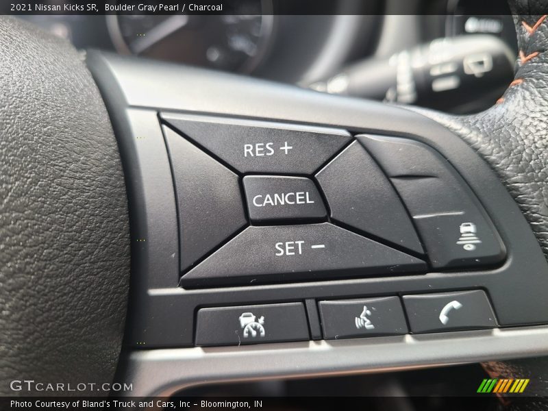 Boulder Gray Pearl / Charcoal 2021 Nissan Kicks SR