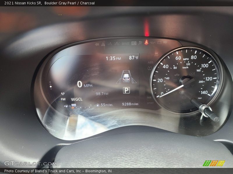 Boulder Gray Pearl / Charcoal 2021 Nissan Kicks SR