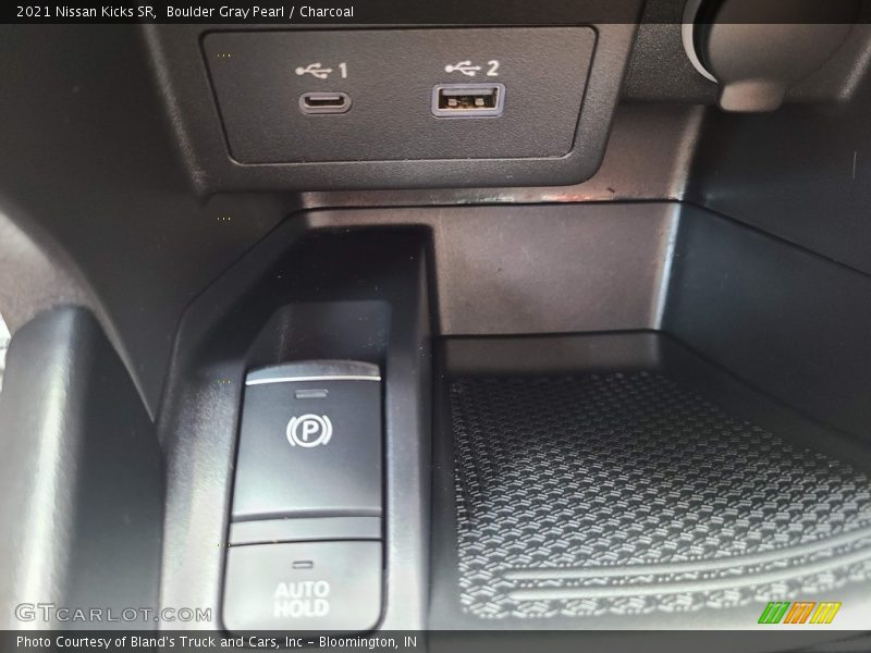 Boulder Gray Pearl / Charcoal 2021 Nissan Kicks SR