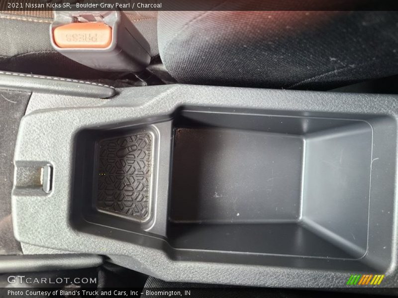 Boulder Gray Pearl / Charcoal 2021 Nissan Kicks SR