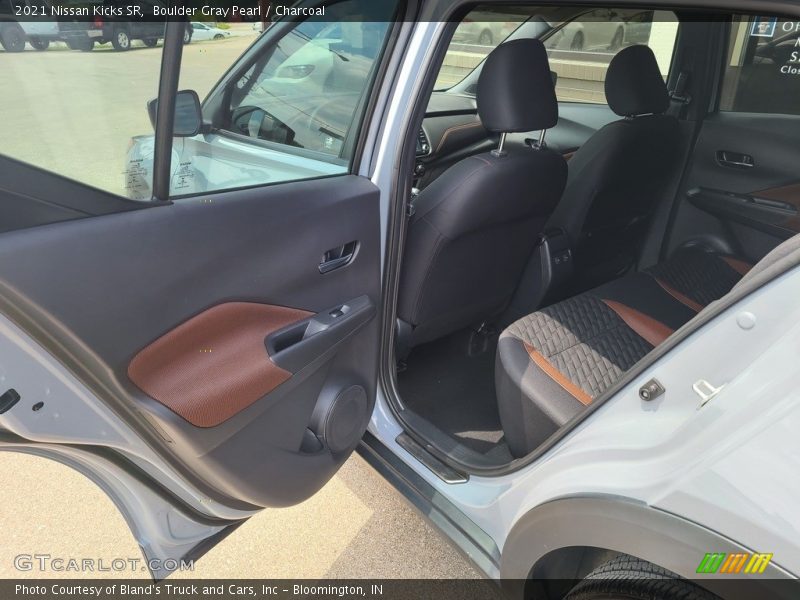 Boulder Gray Pearl / Charcoal 2021 Nissan Kicks SR