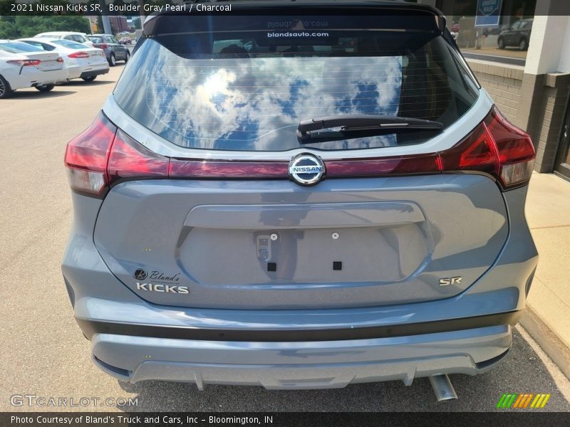 Boulder Gray Pearl / Charcoal 2021 Nissan Kicks SR