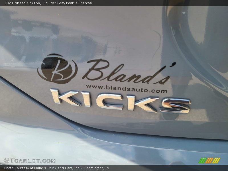 Boulder Gray Pearl / Charcoal 2021 Nissan Kicks SR