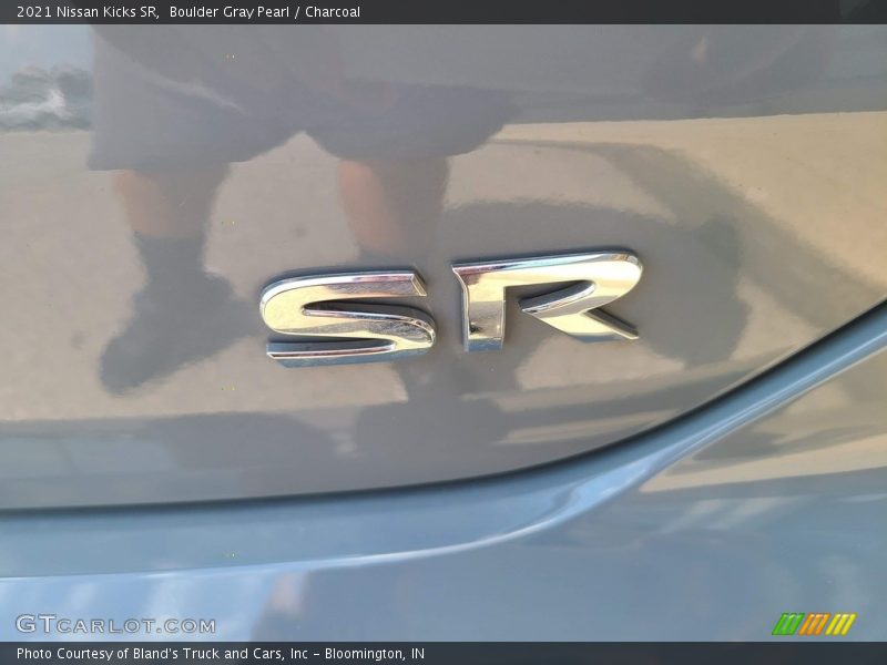 Boulder Gray Pearl / Charcoal 2021 Nissan Kicks SR