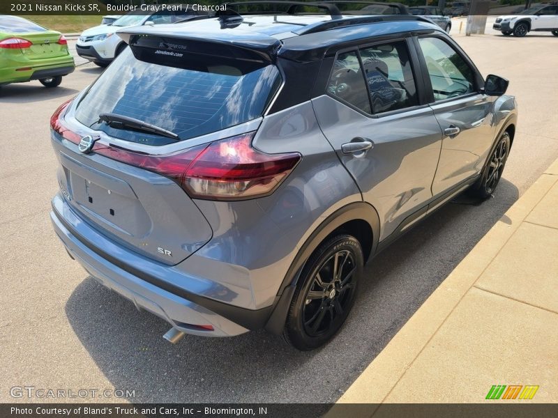 Boulder Gray Pearl / Charcoal 2021 Nissan Kicks SR