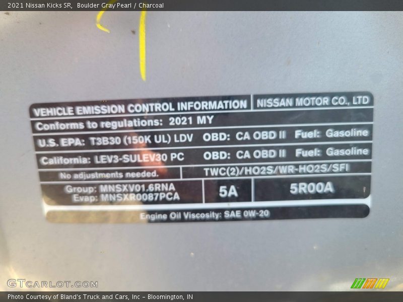 Boulder Gray Pearl / Charcoal 2021 Nissan Kicks SR