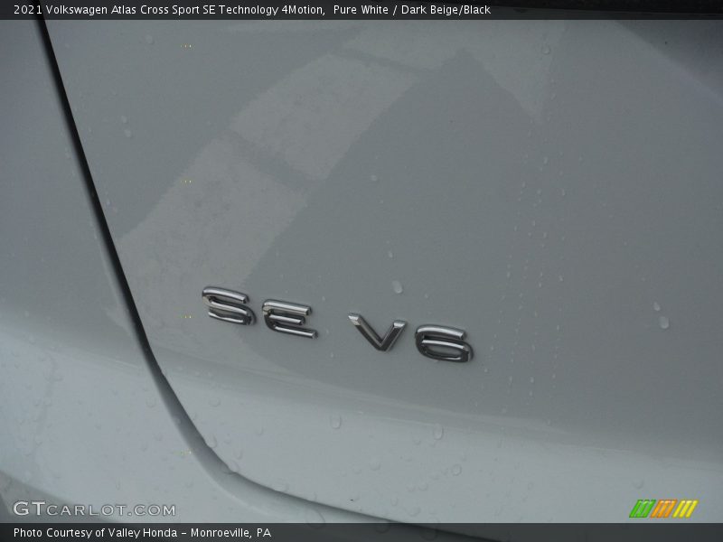 Pure White / Dark Beige/Black 2021 Volkswagen Atlas Cross Sport SE Technology 4Motion