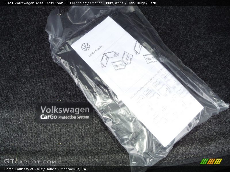 Pure White / Dark Beige/Black 2021 Volkswagen Atlas Cross Sport SE Technology 4Motion