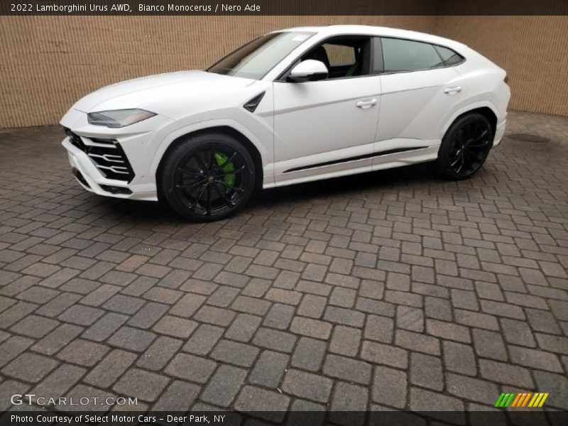 Front 3/4 View of 2022 Urus AWD