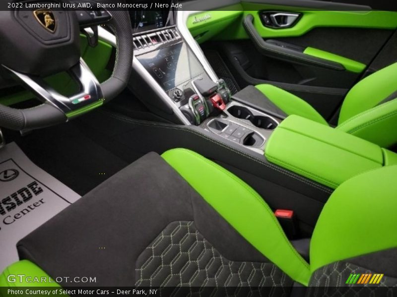  2022 Urus AWD Nero Ade Interior