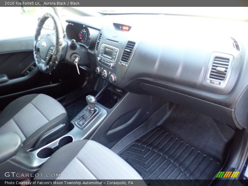 Dashboard of 2016 Forte5 LX