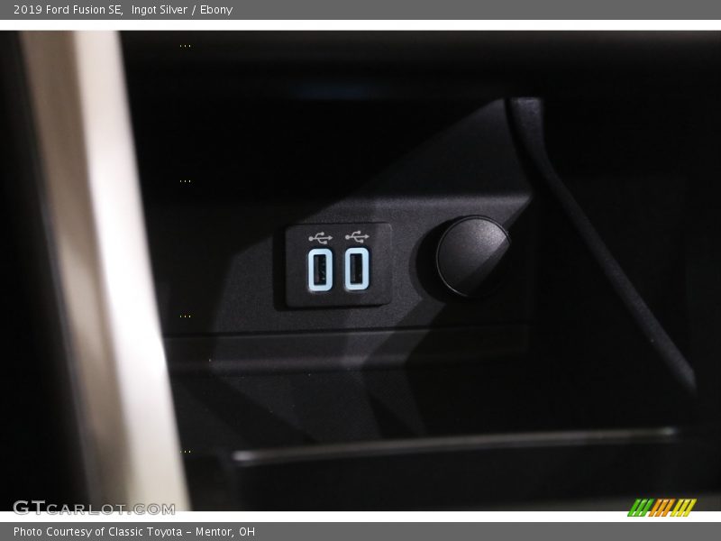 Ingot Silver / Ebony 2019 Ford Fusion SE