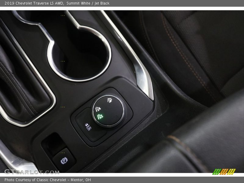 Summit White / Jet Black 2019 Chevrolet Traverse LS AWD