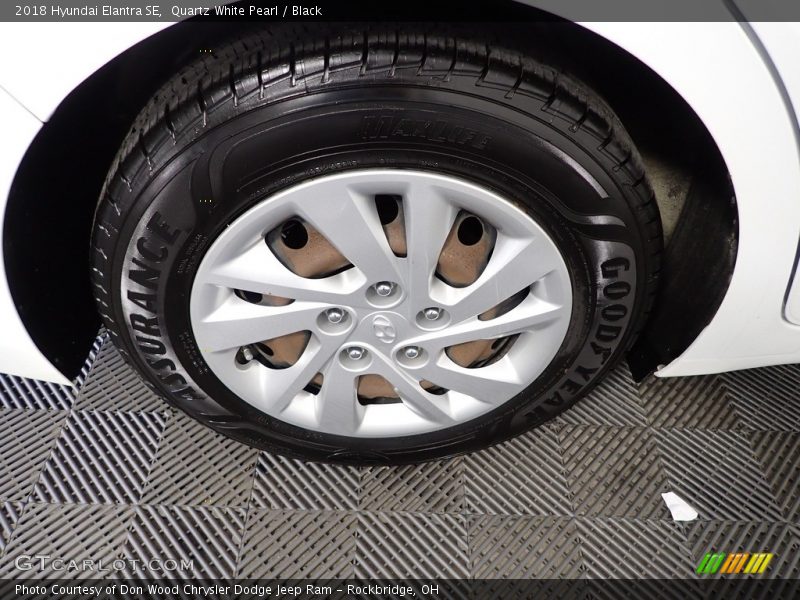 Quartz White Pearl / Black 2018 Hyundai Elantra SE
