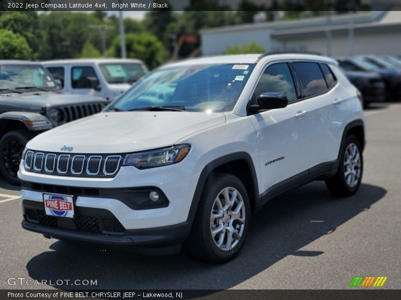 Bright White / Black 2022 Jeep Compass Latitude 4x4