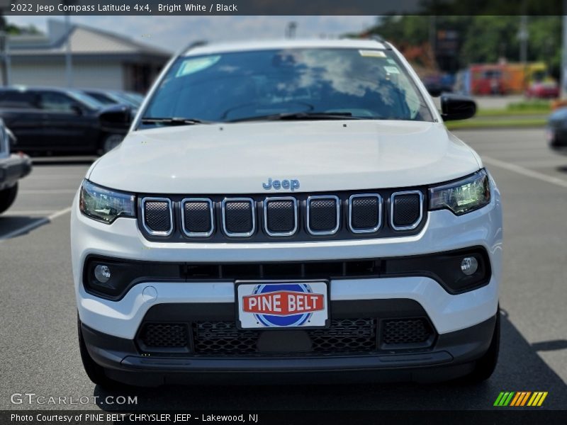 Bright White / Black 2022 Jeep Compass Latitude 4x4