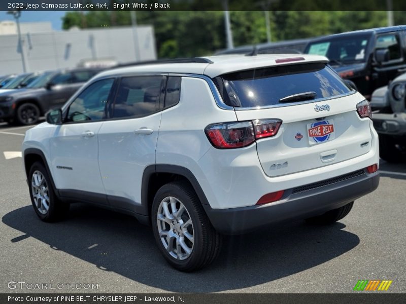 Bright White / Black 2022 Jeep Compass Latitude 4x4