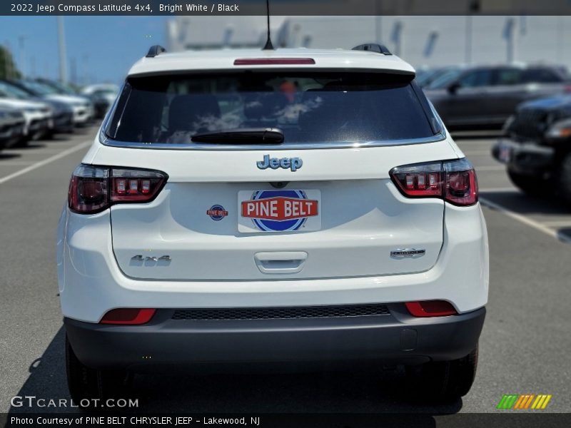 Bright White / Black 2022 Jeep Compass Latitude 4x4