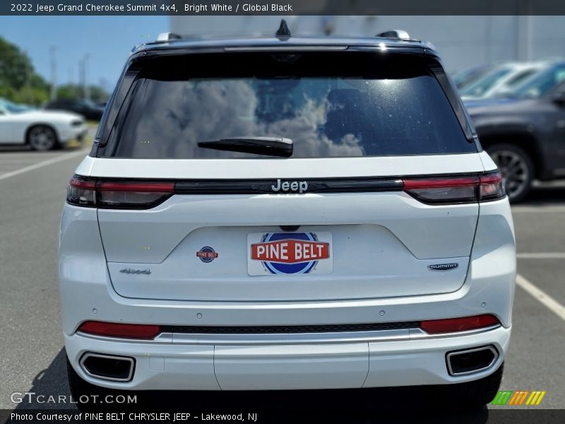 Bright White / Global Black 2022 Jeep Grand Cherokee Summit 4x4
