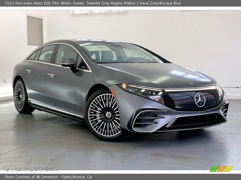 Front 3/4 View of 2022 EQS 580 4Matic Sedan