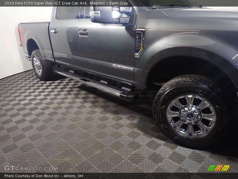 Magnetic / Earth Gray 2019 Ford F250 Super Duty XLT Crew Cab 4x4