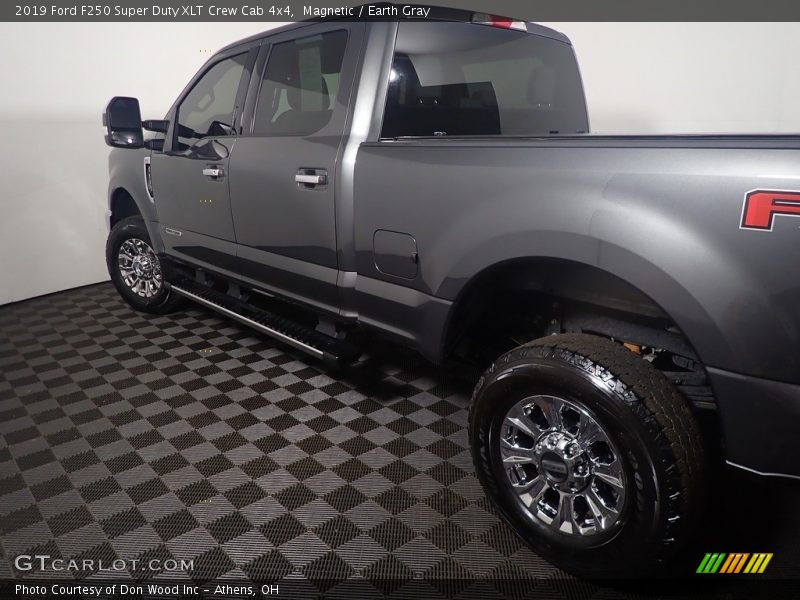 Magnetic / Earth Gray 2019 Ford F250 Super Duty XLT Crew Cab 4x4
