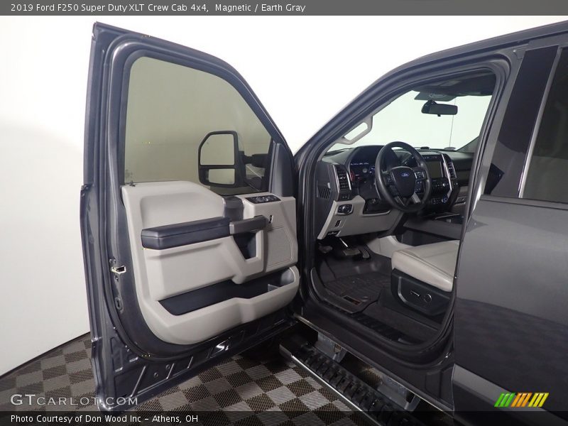 Magnetic / Earth Gray 2019 Ford F250 Super Duty XLT Crew Cab 4x4