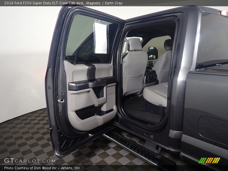 Magnetic / Earth Gray 2019 Ford F250 Super Duty XLT Crew Cab 4x4