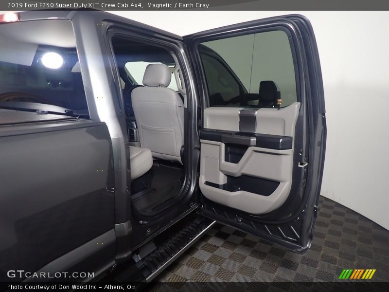 Magnetic / Earth Gray 2019 Ford F250 Super Duty XLT Crew Cab 4x4