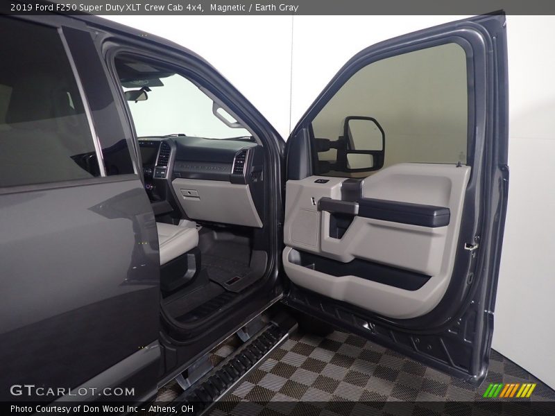Magnetic / Earth Gray 2019 Ford F250 Super Duty XLT Crew Cab 4x4