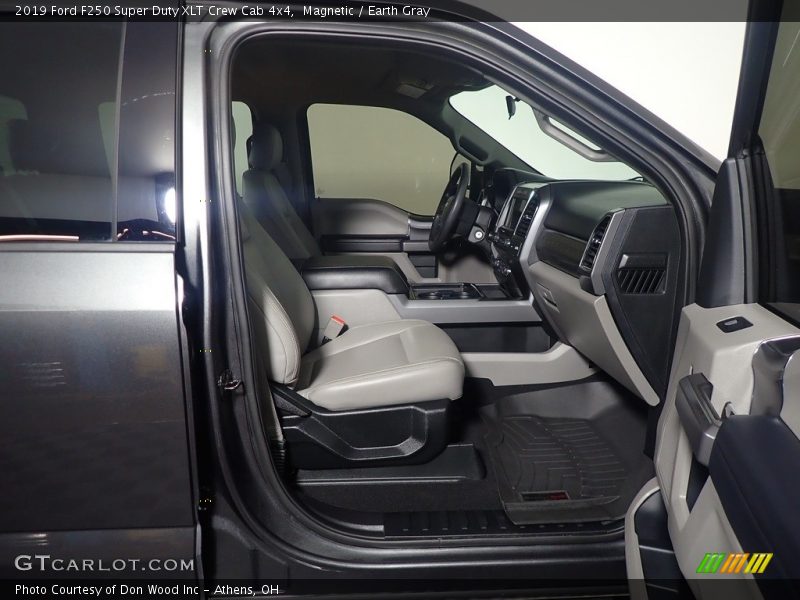 Magnetic / Earth Gray 2019 Ford F250 Super Duty XLT Crew Cab 4x4