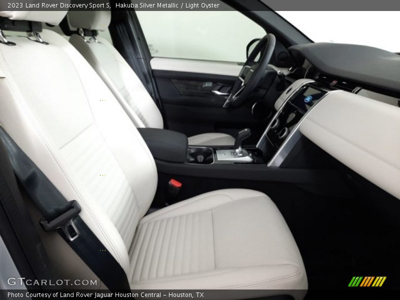 Hakuba Silver Metallic / Light Oyster 2023 Land Rover Discovery Sport S