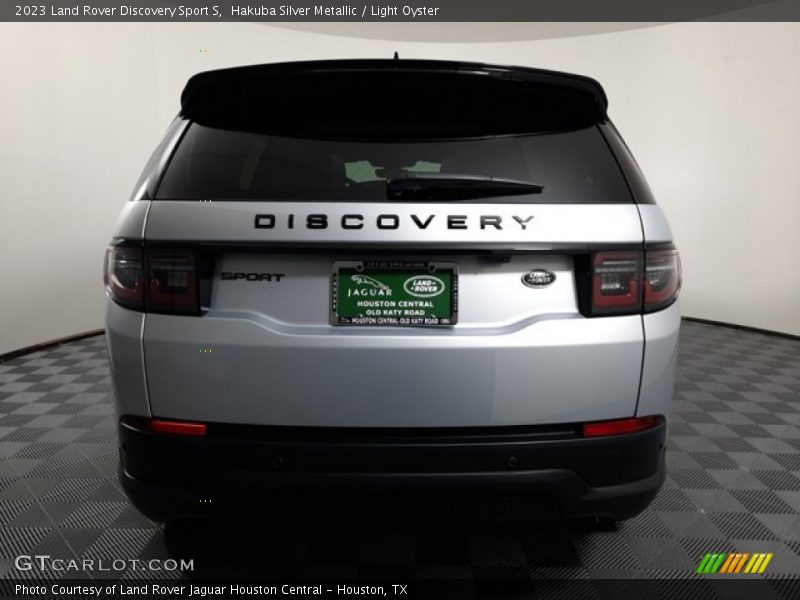 Hakuba Silver Metallic / Light Oyster 2023 Land Rover Discovery Sport S
