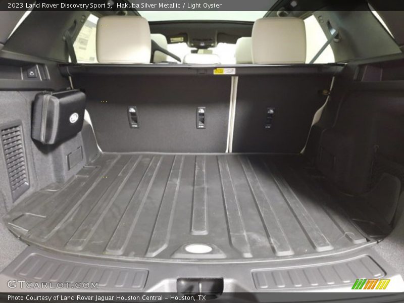 Hakuba Silver Metallic / Light Oyster 2023 Land Rover Discovery Sport S