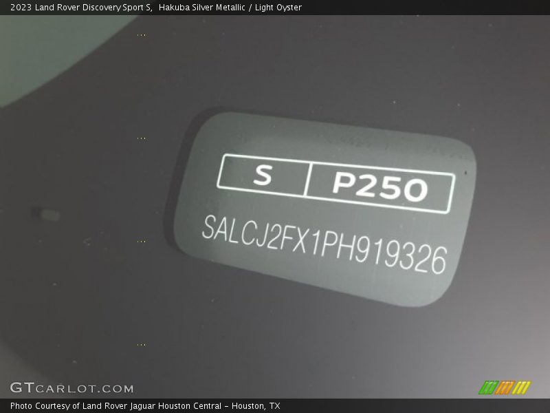 Hakuba Silver Metallic / Light Oyster 2023 Land Rover Discovery Sport S
