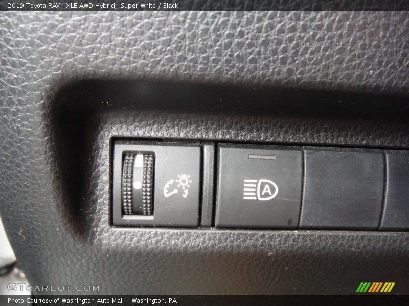 Super White / Black 2019 Toyota RAV4 XLE AWD Hybrid