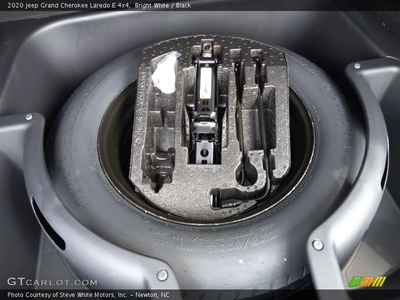 Bright White / Black 2020 Jeep Grand Cherokee Laredo E 4x4