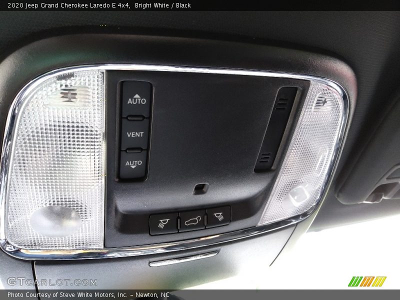 Bright White / Black 2020 Jeep Grand Cherokee Laredo E 4x4