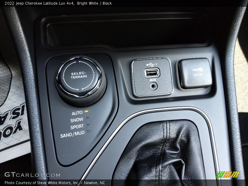 Bright White / Black 2022 Jeep Cherokee Latitude Lux 4x4