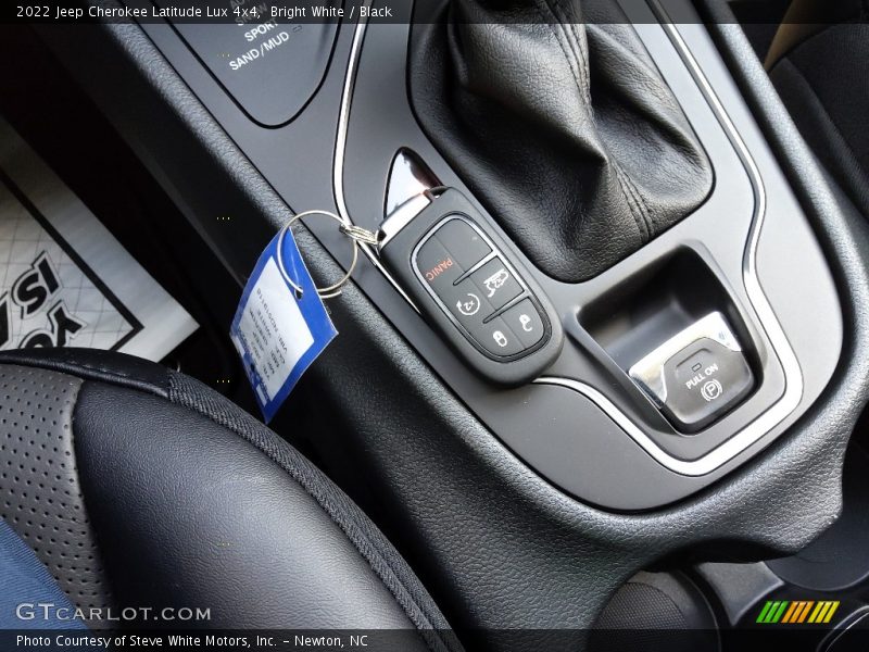 Bright White / Black 2022 Jeep Cherokee Latitude Lux 4x4